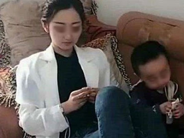 Không có điều kiện vẫn cố sinh con trai, bố mẹ còn kiện con gái ruột 22 tuổi vì cô không chịu nuôi dưỡng đứa em 2 tuổi