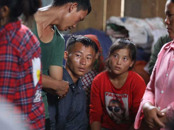Bố mẹ khóc nghẹn, đứng không vững tại tang lễ con gái 6 tuổi bị cổng trường đè tử vong: 'Không ngờ mì tôm nấu với trứng lại là bữa cuối của con'