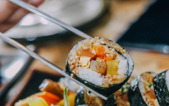 Tại sao người Hàn hiếm khi dùng đũa gỗ mà khăng khăng sử dụng đũa kim loại dù 'siêu khó gắp'? Lý do sâu xa sẽ khiến bạn muốn thay đổi ngay