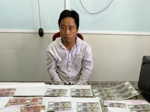 Khởi tố 2 kẻ mở 'xưởng' in tiền giả