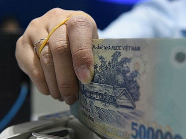 Nhân viên ngân hàng trước 'cơn bão' giảm lương thưởng