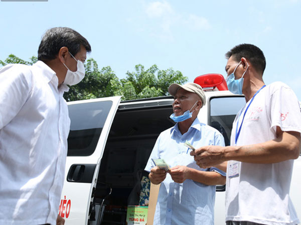 Một ngày theo xe cứu thương miễn phí của ông Đoàn Ngọc Hải: 'Tôi chẳng có gì hạnh phúc đâu, bệnh nhân chịu bao đau đớn thì mình hạnh phúc làm sao được'