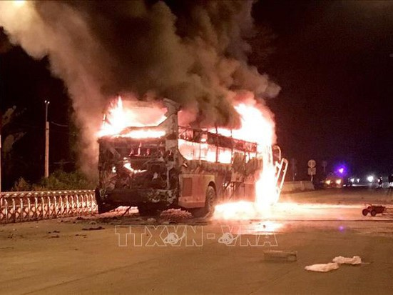 21 người kịp thời thoát nạn khi xe khách bất ngờ bốc cháy trong đêm
