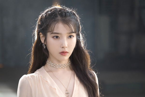 'Em gái quốc dân' IU bất ngờ bị chỉ trích vì giới thiệu 'đạo phẩm' của Dịch Dương Thiên Tỉ cho fan