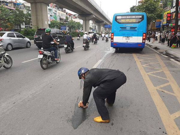 Cầm giẻ ngồi cặm cụi lau mặt đường như đang lau nhà, người đàn ông khiến ai cũng tò mò và khi biết nguyên do thật sự đáng nể phục vì sự tử tế