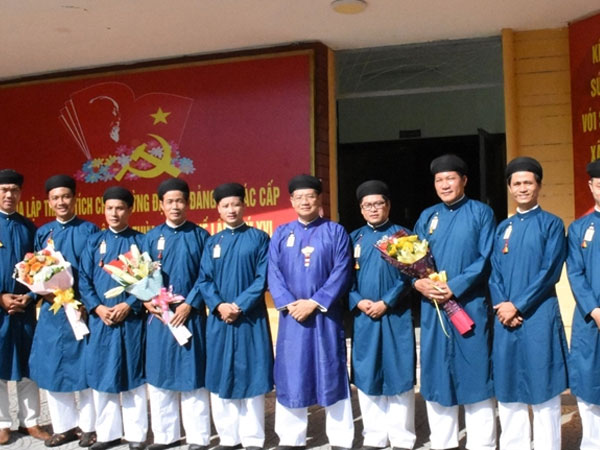 Nam cán bộ công chức mặc áo dài ngũ thân đến công sở