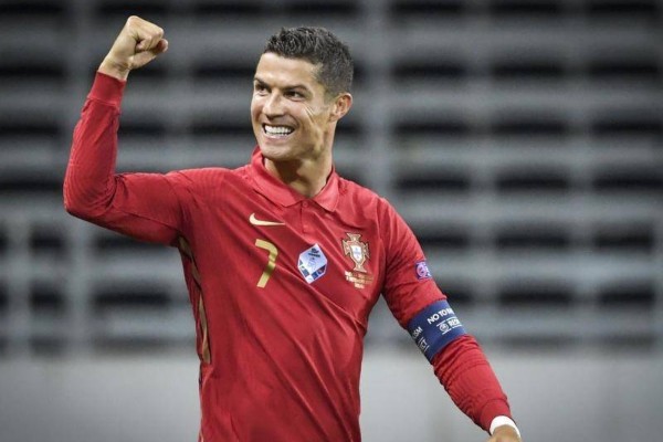 Ronaldo đánh dấu 'cột mốc 100' ở ĐT Bồ Đào Nha với cú đúp siêu phẩm
