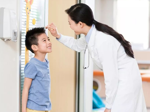 Con lùn nhất lớp, đi khám bác sĩ mắng té tát 'Đừng đánh thức trẻ trước giờ này buổi sáng'
