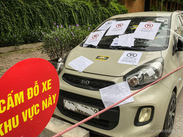 Hàng loạt ô tô bị dán giấy A4 vì đỗ xe dưới lòng đường, UBND phường nói gì?