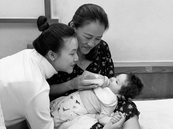 Xúc động với tâm thư gửi mẹ của MC Hoàng Oanh sau 1 tháng sinh con: 'Thiên chức mới với con thật choáng ngợp, nhưng với mẹ nhẹ nhõm và dễ dàng như tình yêu thương mà mẹ cho đi'