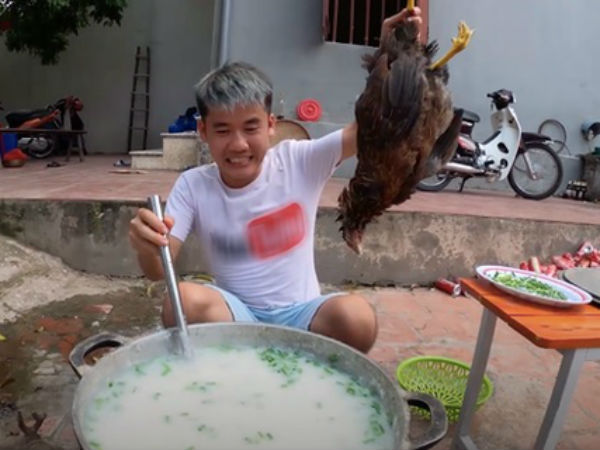 Hưng Vlog bị xử phạt 7,5 triệu đồng vì đăng tải video nấu cháo gà còn nguyên lông