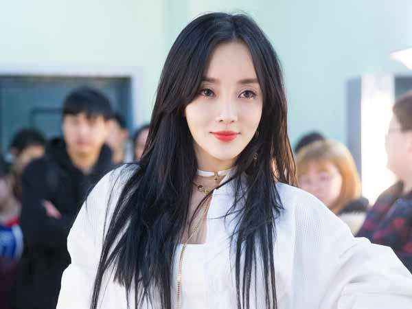 Vừa vướng nghi vấn tái hợp, Lý Tiểu Lộ lại bị nghi muốn đổi họ cho con gái để cắt đứt mối quan hệ với Giả Nãi Lượng