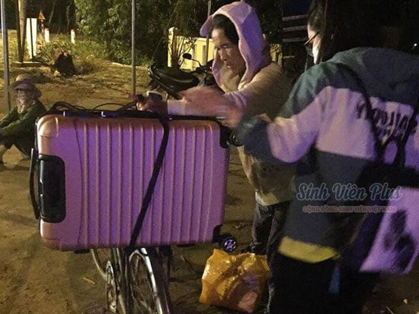 Người mẹ nghèo dậy từ lúc gà chưa gáy chuẩn bị vali đồ đạc cho con gái lên đường nhập học