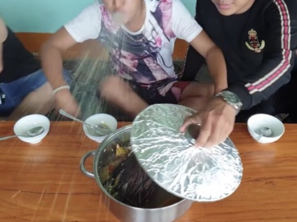 Hay tin Hưng Vlog bị phạt 7,5 triệu đồng, netizen chỉ ra một loạt kênh YouTube khác cũng ăn gà nguyên lông phản cảm