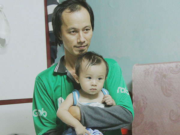 Gặp người cha địu bé trai 9 tháng tuổi chạy xe ôm ở Sài Gòn: 'Mình có lỗi với con, thấy con đi nắng mà xót lắm'