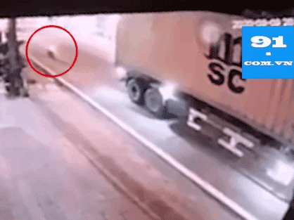 Camera hé lộ khoảnh khắc 2 nữ sinh đi xe máy lao kinh hoàng vào xe container dừng đỗ