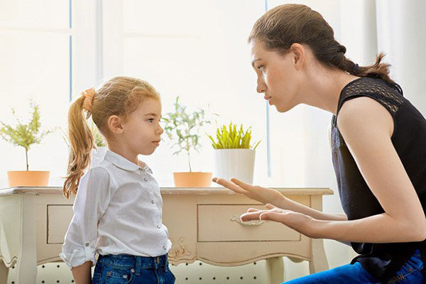 Người lớn có nên nói với con cái rằng 'kiếm tiền đã khó, mà nhà chúng ta lại nghèo'?