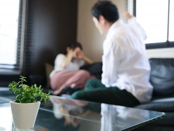 Nghi ngờ vợ ngoại tình và hủy hoại danh tiếng của mình, gã đàn ông livestream quá trình bạo hành gia đình dẫn đến 1 xác 2 mạng