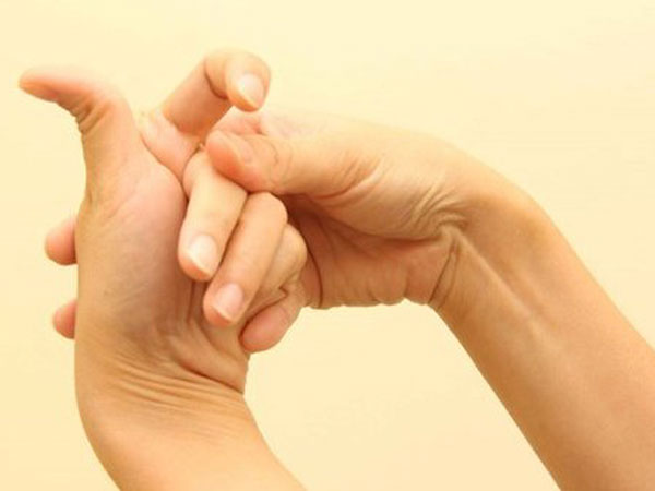 Vì sao bẻ tay lại kêu 'răng rắc'?