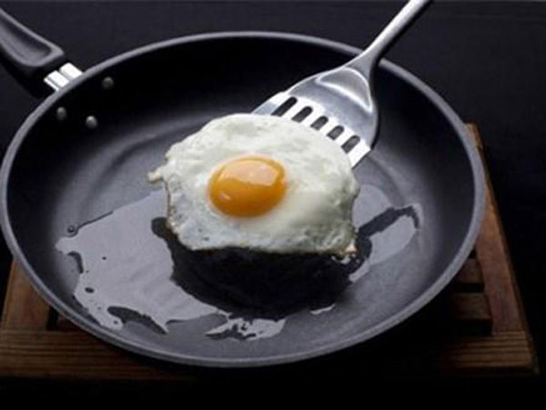 Tại sao không có thứ gì có thể dính lên Teflon?