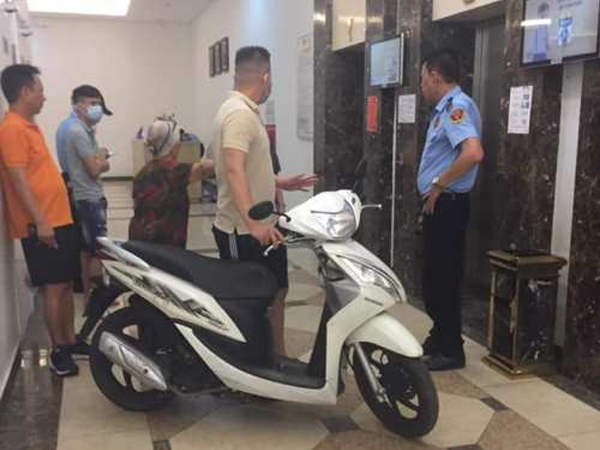 Hà Nội: Cư dân chung cư 87 Lĩnh Nam bức xúc bê xe máy lên tận căn hộ vì bị gây khó dễ khi gửi ở hầm xe