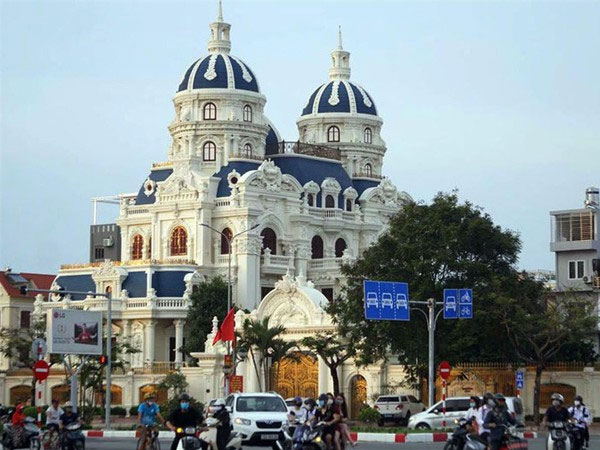 Đại gia Phát 'dầu' lấy tiền đâu xây lâu đài?
