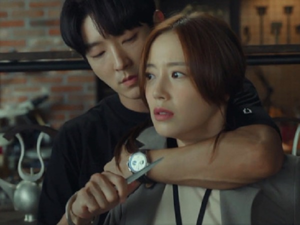Lee Jun Ki gây sốc khi kề dao vào cổ vợ, fan phẫn nộ chỉ trích biên kịch 'Hoa của quỷ' bẻ lái quá tàn nhẫn