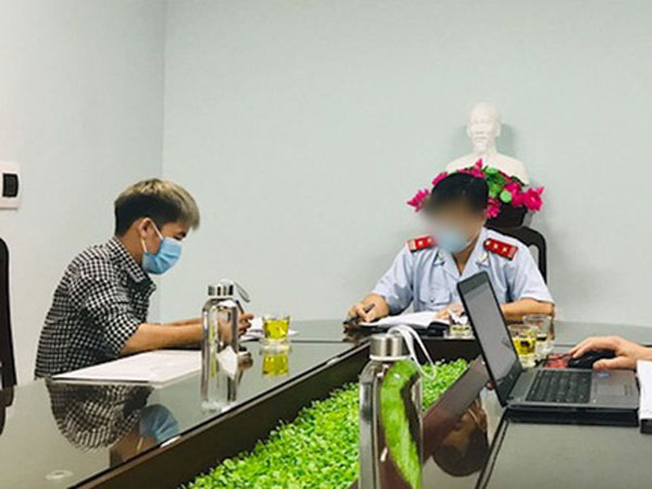 Khoảnh khắc ngượng 'cứng mặt' của Hưng Vlog khi bị phạt 7,5 triệu vì nồi nấu cháo gà nguyên lông, dân mạng: Nồi cháo đắt nhất lịch sử!