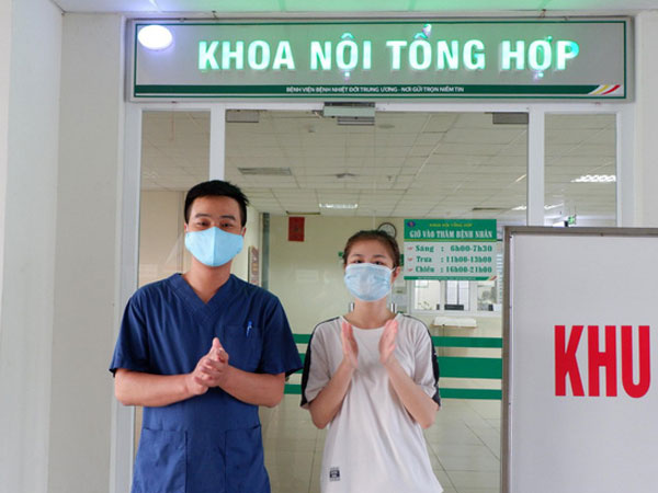 Nữ nhân viên ngân hàng 25 tuổi ở Hà Nội được công bố khỏi COVID-19