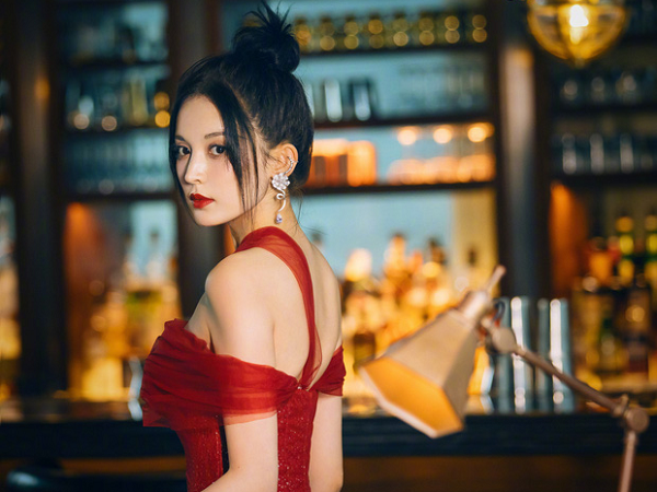 Màn đọ sắc vóc ngút ngàn 2 mỹ nhân Tân Cương gây sốt Weibo: Nhiệt Ba khoe chân cực phẩm, Na Trát thần thái mê hoặc