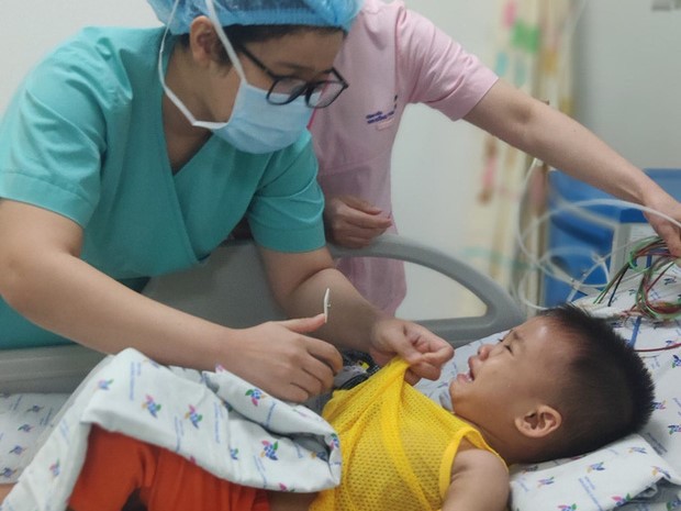 Cấp cứu bé trai 3 tuổi uống nhầm nước tẩy rửa