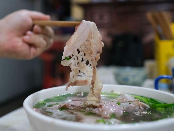 Quán phở sáng của ông chủ kỹ tính bậc nhất phố cổ Hà Nội: Dao thái thịt đố ai được động vào, vợ bán chung gần 30 năm vẫn không được đứng bếp!