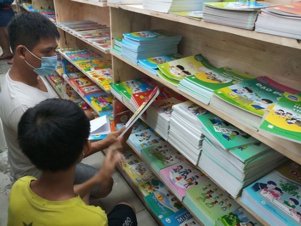 Sốc với những bộ sách giáo khoa bị 'thổi giá' gấp 3- 5 lần
