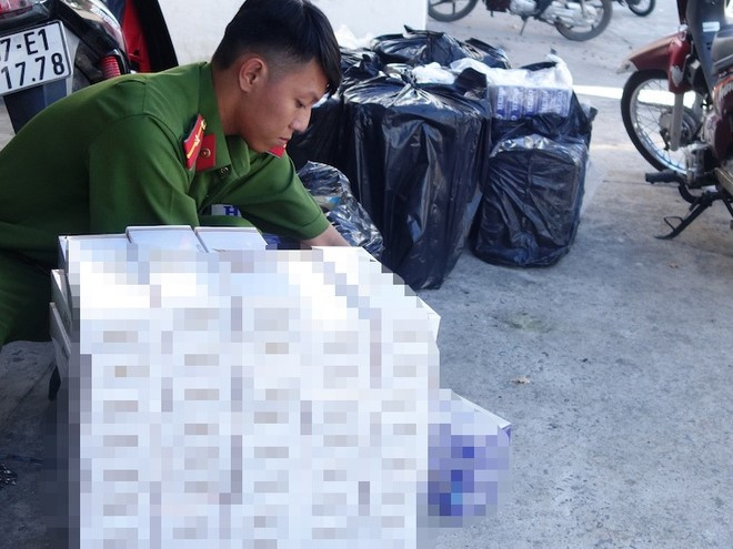 Bị phát hiện chở hàng lậu, nhóm đối tượng lao xe vào cảnh sát hòng tẩu thoát