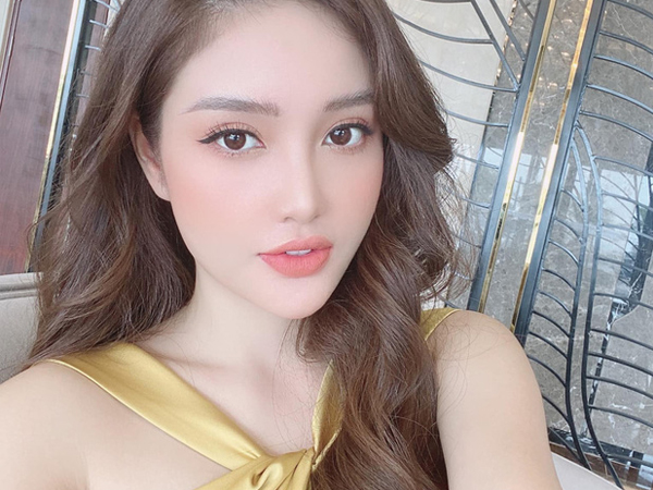 Nàng WAGs đạt điểm 10 nhan sắc và thần thái, đố các 'thám tử mạng' biết là bồ của ai đấy?