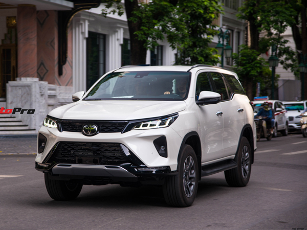 Toyota Fortuner Legender bất ngờ lộ diện trên phố Hà Nội trước ngày ra mắt 17/9