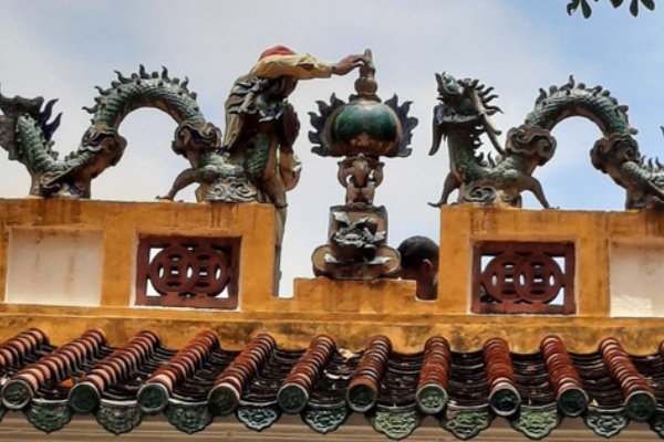 Bắt nghi can trộm trái châu gần 100 tuổi tại Lăng Ông - Bà Chiểu
