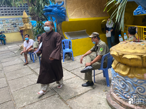 Éo le nhiều gia đình nhận chung hũ tro cốt người thân bị thất lạc di ảnh gửi tại chùa Kỳ Quang 2