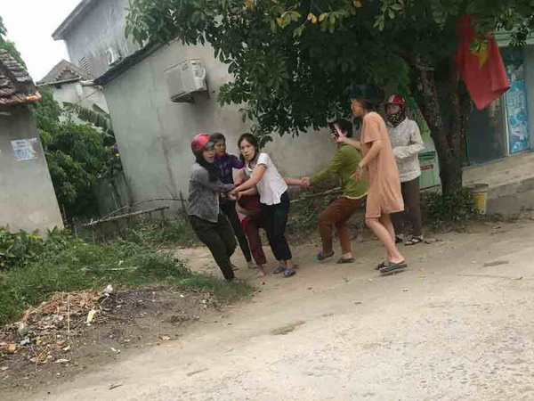 Điều tra vụ người phụ nữ bị nhóm đối tượng làm nhục, đánh hội đồng