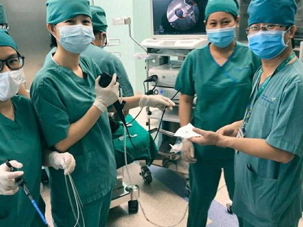 Bé 10 tháng tuổi bị hóc đèn led điện thoại đồ chơi vào phổi