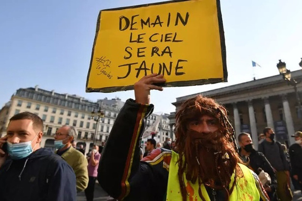Bất chấp dịch, 'đoàn quân áo vàng' lại vây quanh Paris