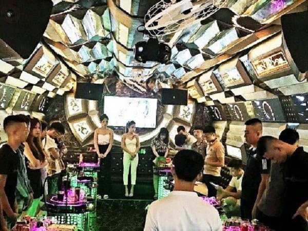 Bắt quả tang 13 'nam thanh, nữ tú' thác loạn ma túy trong quán karaoke