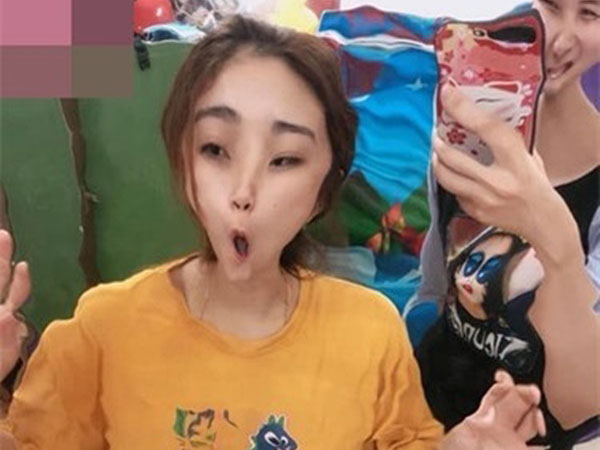 Đặt mua gương dán tường được quảng cáo 'thần kỳ' trên mạng, cả phái đẹp lẫn cánh mày râu đều phát khóc khi thấy mình méo mó quái dị trong gương