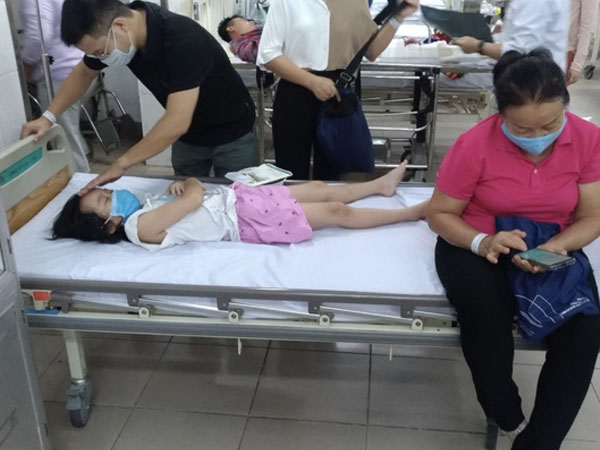 Hơn 20 trẻ nhập viện vì nôn ói, tiêu chảy sau bữa ăn tại trường tiểu học, hàng chục học sinh khác biểu hiện bất thường