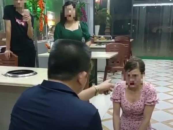Nạn nhân bị chủ quán Nhắng nướng bắt quỳ gối có biểu hiện sang chấn tâm lý