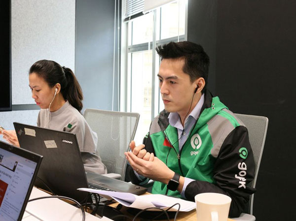 Vô tình bị 'chụp lén', tân CEO Gojek Việt Nam đẹp trai như 'hot boy' lập tức trở thành tâm điểm: Cao 1m84, 33 tuổi đã làm giám đốc điều hành của nhiều công ty lớn