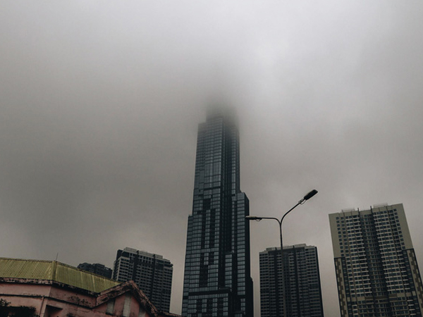 Ảnh: Tòa nhà Landmark81 'mất tích' trong sương mù, trời Sài Gòn se se lạnh vào sáng đầu tuần