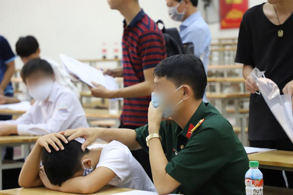 Con trai gục mặt xuống bàn vì làm hồ sơ quá lâu, người bố liền xoa bóp, thì thầm động viên tinh thần