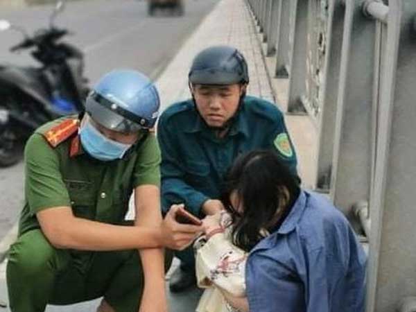 Buồn chuyện tình cảm cô gái định nhảy cầu tự tử