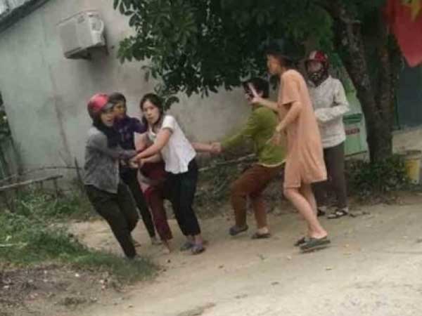 Một phụ nữ bị đánh hội đồng, lột đồ, kéo lê trên đường nghi do mâu thuẫn tiền bạc
